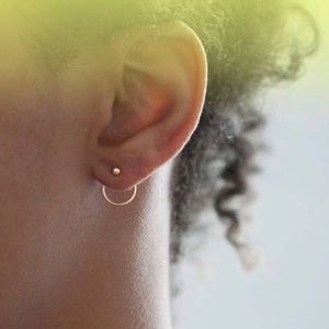 gold stud earrings w/ circle